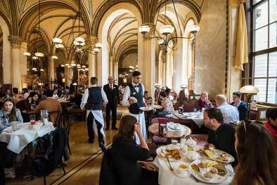 Viena, Austria - 31 de mayo de 2019. Interior del Café Central. Café Central es un café vienés tradicional ubicado en Herrengasse 14 en Innere Stadt. Viena, Austria - 31 de mayo de 2019. Interior del Café Central. Café Central es un café vienés tradicional ubicado en Herrengasse 14 en Innere Stadt.
