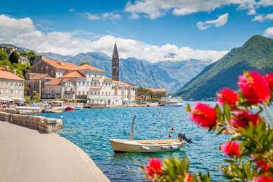 otoño es la época perfecta para visitar la hermosa costa de Montenegro y explorar sus bahías y playas en yate o helicóptero otoño es la época perfecta para visitar la hermosa costa de Montenegro y explorar sus bahías y playas en yate o helicóptero