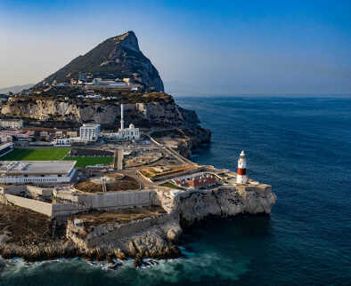 El faro de Europa Point del Peñón de Gibraltar y las nuevas instalaciones deportivas.