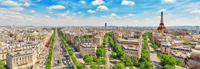 Hermosa vista panorámica de París desde el techo del Arco del Triunfo. Campos Elíseos y la Torre Eiffel.
