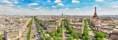 Hermosa vista panorámica de París desde el techo del Arco del Triunfo. Campos Elíseos y la Torre Eiffel. Hermosa vista panorámica de París desde el techo del Arco del Triunfo. Campos Elíseos y la Torre Eiffel.