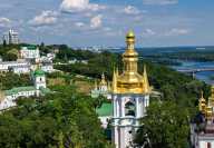 Veduta aerea della Lavra Pechersk di Kiev e della Cattedrale di Santa Sofia con il fiume Dniepper sullo sfondo