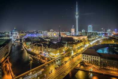Vista aérea del horizonte de Berlín y el río Spree en una hermosa tarde de verano, Alemania Vista aérea del horizonte de Berlín y el río Spree en una hermosa tarde de verano, Alemania