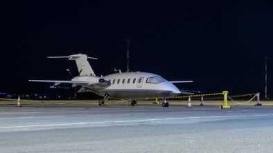 Un business jet di notte, pronto al decollo Un business jet di notte, pronto al decollo