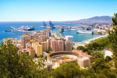 Vista de Málaga con la plaza de toros y el puerto. España