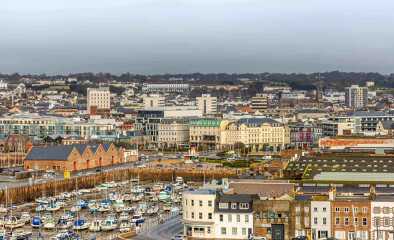 Panorama de la ciudad capital de Saint Helier con puerto y marina en primer plano, alguacilazgo de Jersey, Islas del Canal
