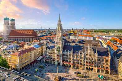 Horizonte de Munich con el ayuntamiento de Marienplatz en Alemania