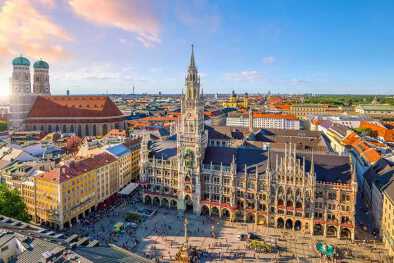 Horizonte de Munich con el ayuntamiento de Marienplatz en Alemania Horizonte de Munich con el ayuntamiento de Marienplatz en Alemania