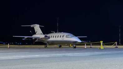 Un avion d'affaires de nuit, prêt à décoller Un avion d'affaires de nuit, prêt à décoller