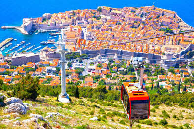 Vieille ville et port de Dubrovnik en Croatie