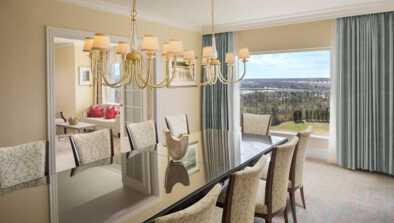 Geräumige Lounge vor einem Fenster mit Panoramablick in einem Premium-Hotelzimmer im Waldorf Astoria