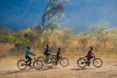 I bambini con la bicicletta sono felici di poter accedere ai servizi a distanza I bambini con la bicicletta sono felici di poter accedere ai servizi a distanza