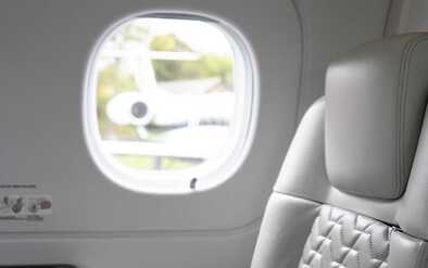 La ventana de un jet privado La ventana de un jet privado