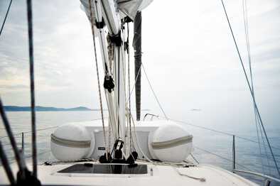 Yacht de luxe naviguant sur l'île de Mykonos, Grèce