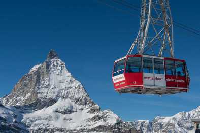 Funivia per il Paradiso dei ghiacciai del Cervino a Zermatt, Svizzera Funivia per il Paradiso dei ghiacciai del Cervino a Zermatt, Svizzera