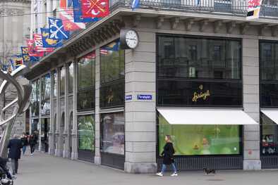 Famosa confitería llamada Sprüngli en la Paradeplatz con banderas del gremio con motivo de la fiesta de la primavera Sechseläuten. Foto tomada el 19 de abril de 2021, Zúrich, Suiza. Famosa confitería llamada Sprüngli en la Paradeplatz con banderas del gremio con motivo de la fiesta de la primavera Sechseläuten. Foto tomada el 19 de abril de 2021, Zúrich, Suiza.