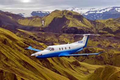 Pilatus PC-12 fliegt über isländische Naturlandschaft (Copyright: Pilatus Aircraft Ltd
